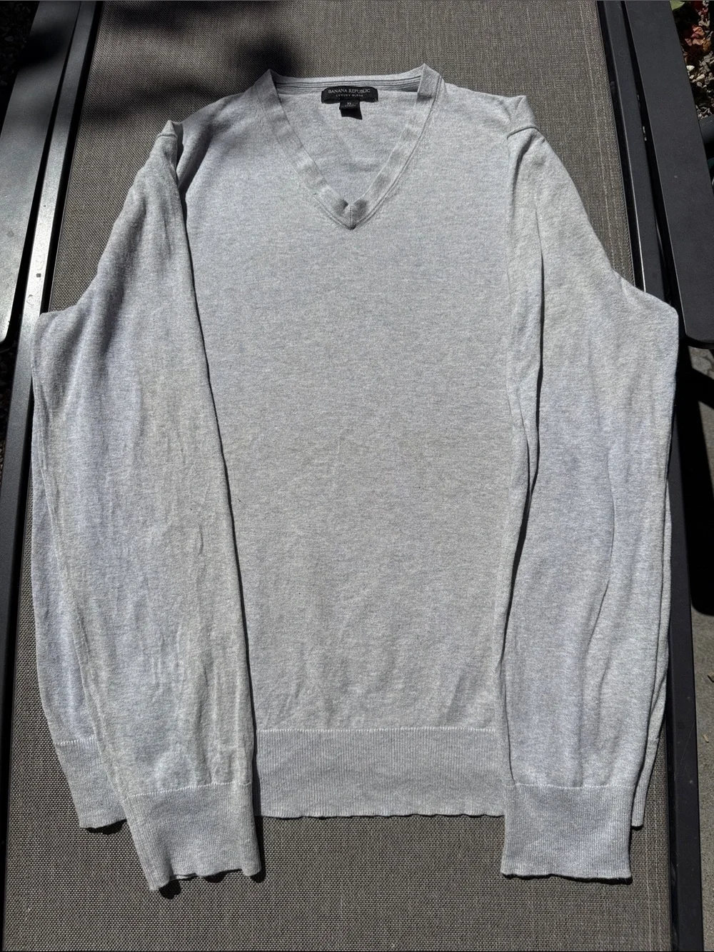 Banana Republic Men's Heather Light Gray V-Neck Sweater